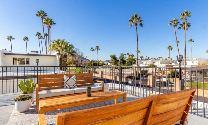Monte Vivienda House | 1 Block to OldTown! Trendy SW 2bdrm+loft w/Private Rooftop Patio!
