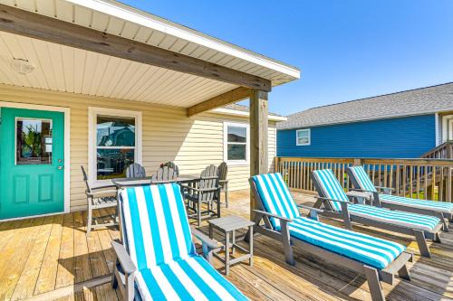 Surfside Beach House | 1 Block to Surfside Beach Home with Gulf Views!