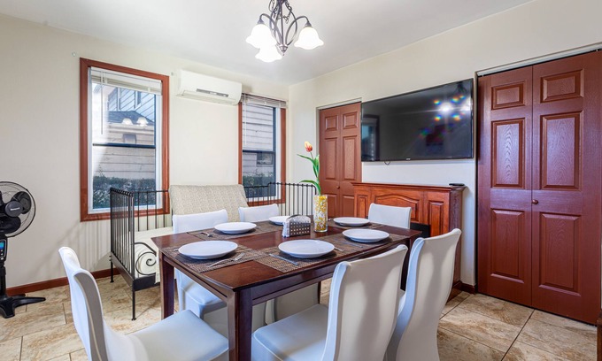 Hillside House | ⭐️ 1 Bus Stop to NYC✈️EWR Airport 4BR House+Hot Tub+Free Parking