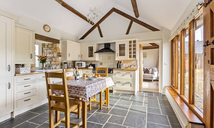Chipping Campden Cottage | 1 Homepiece - a converted barn that sleeps 4 guests in 2 bedrooms