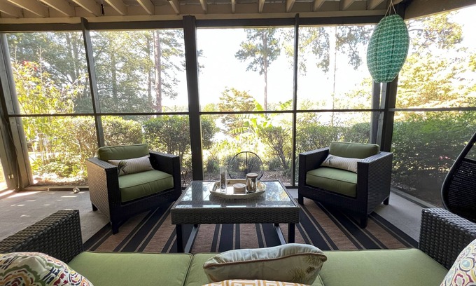 Monticello House | 1 hr from Atlanta! Park like property with private dock, bring your boat.