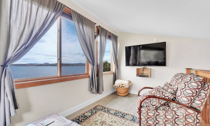 Malletts Bay Apartment | 1 King Bed, 1 Queen Sleeper Sofa Walk-in Shower, Soaker TUB,. bath 2 Shower with tub SCENIC VIEW OVERLOOKING MALLETS BAY THREE FLOORS WITH LOFT.