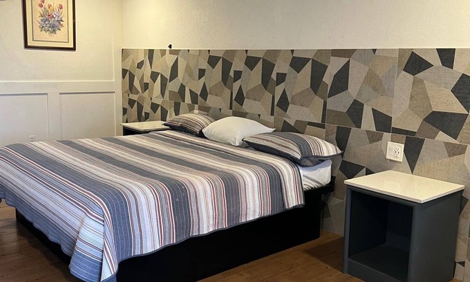 West San Antonio Hotel | 1 King Bed Smoking