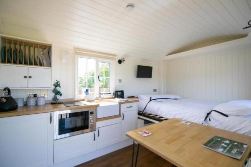 Forfar House | 1 King-size Bed Deluxe Cabin - Free Parking