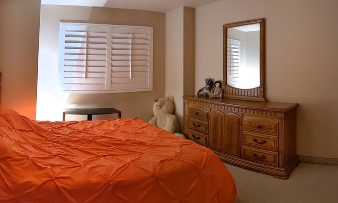St. George House | #1 Large sunny room perfect for relaxing