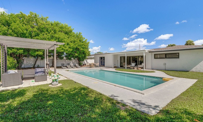 Yacht Club House | 1 Mi to Beach: Modern Cape Coral Home w/Pool