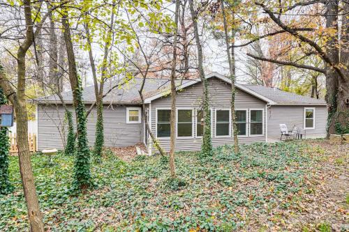 Newburgh House | 1 Mi to Dtwn Newburgh Quiet Home with Yard!