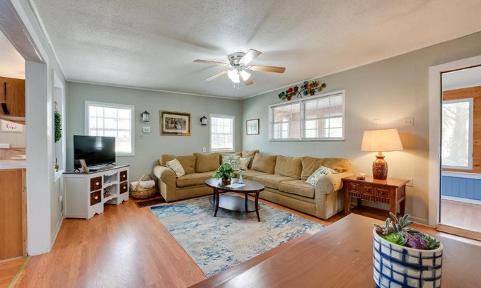 Magnolia Bluffs House | 1 Mi to Fishing Pier Apalachicola Bay Getaway!