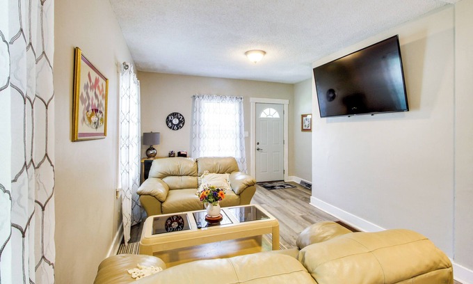 Manhattan House | 1 Mi to K-State Campus: Central Manhattan Home