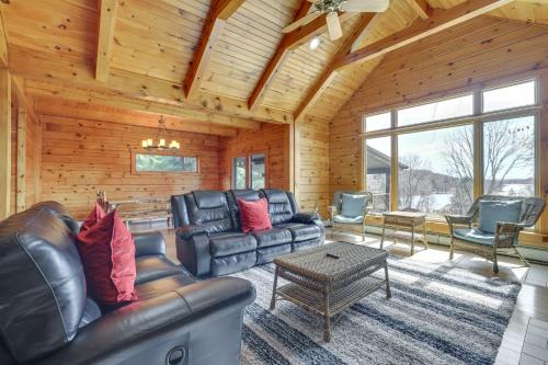Lake Ariel House | 1 Mi to Lake Henry Peaceful Poconos Cabin!