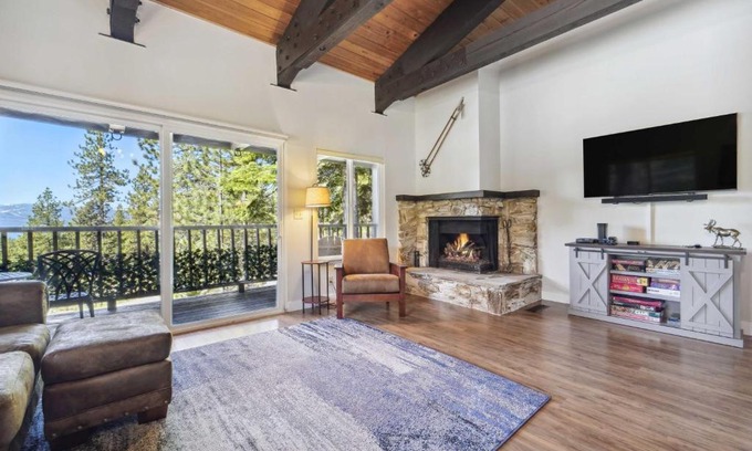 Dollar Point Apartment | 1 Mi to Lake Tahoe Beaches Condo with Pool Access!