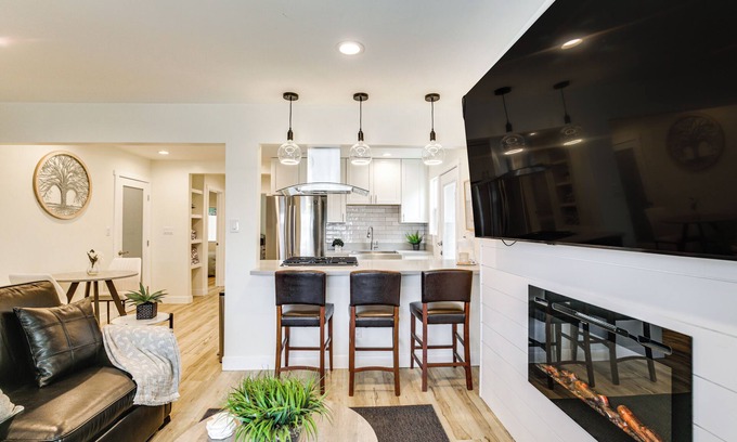 Lincoln Acres House | 1 Mi to Marina & Bay: Modern Gem in Chula Vista