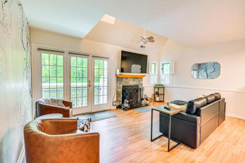 Norwich Apartment | 1 Mi to Mohegan Sun Studio with Pool Access