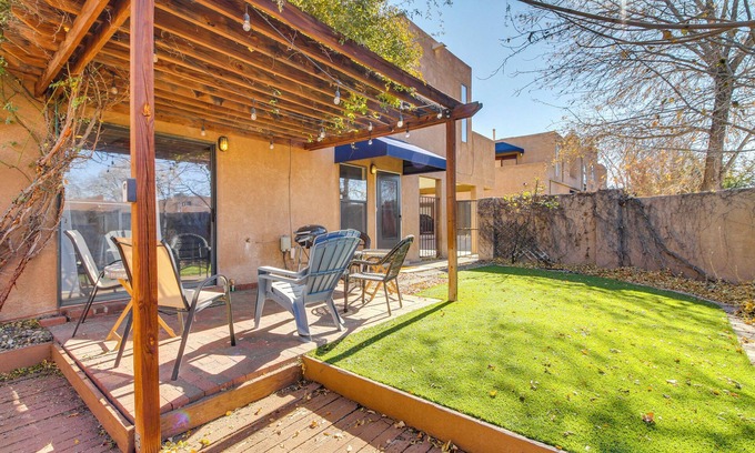 Albuquerque House | 1 Mi to UNM: Convenient Albuquerque Townhome!