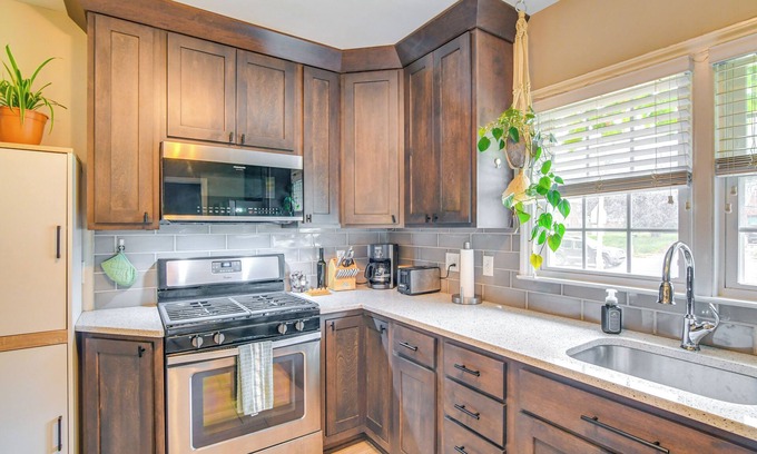 West Des Moines House | 1 Mi to Valley Junction: Pet-Friendly Iowa Home