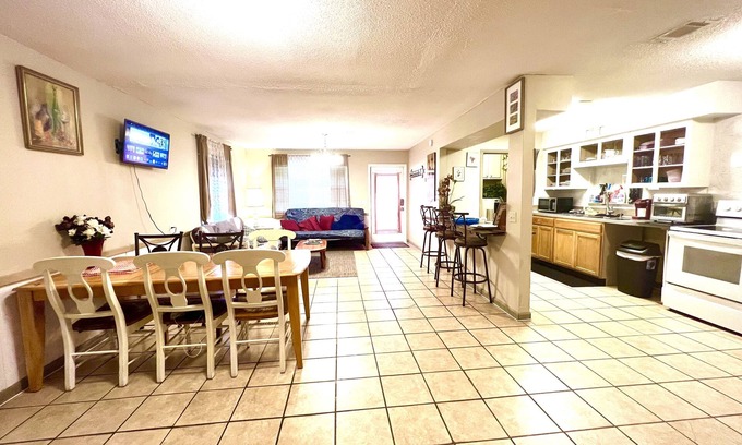 Kingsland House | 1 mile of I-95.Catch Cumberland Island ferry,beach horse riding, Zoo,JAX airport