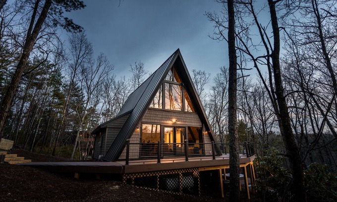 Mount Jackson Ski Chalet | 1 mile to Bryce Resort l 4 BR l Hot Tub l Fire Pit l Game Room