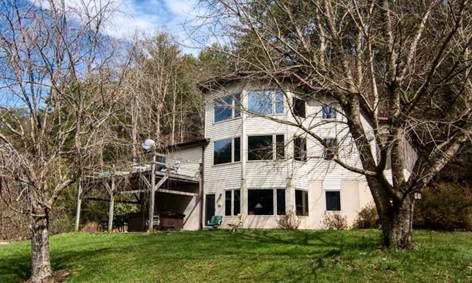 Tallassee House | 1 mile to the TAIL of the DRAGON/n Hot tub/plenty of parking For trailers.
