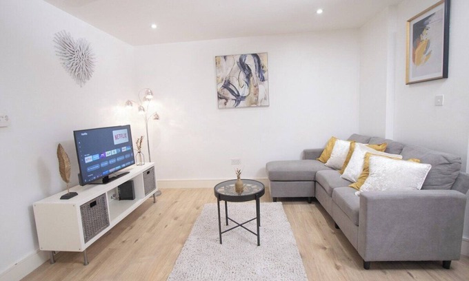 Luton Apartment | 1-min walk to Town & Station I Near Airport I Parking