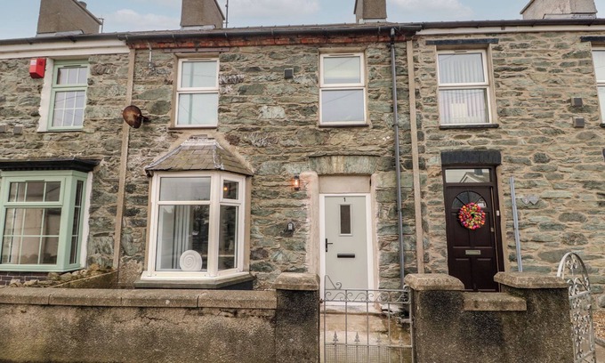 Holyhead Cottage | 1 MONA TERRACE, pet friendly, with open fire in Llanfachraeth