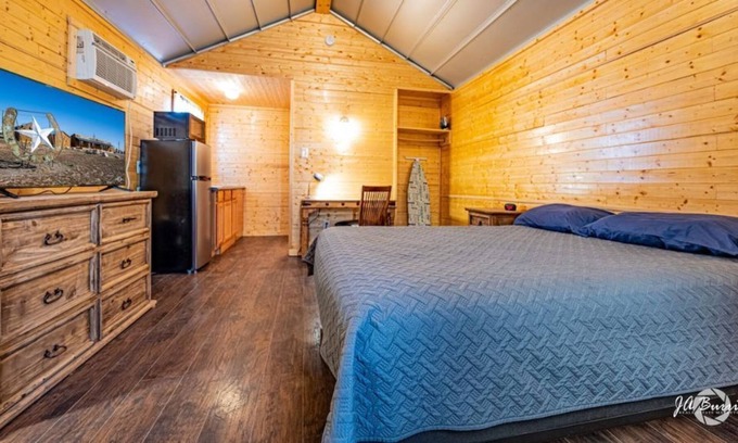 Midland House | #1-Private Cabin-Kitchenette, Breakfast, Lndry, WIFI