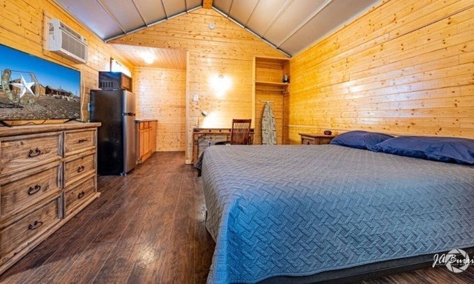 Midland House | #1-Private Cabin-Kitchenette, Brkfast,Laundry,WIFI