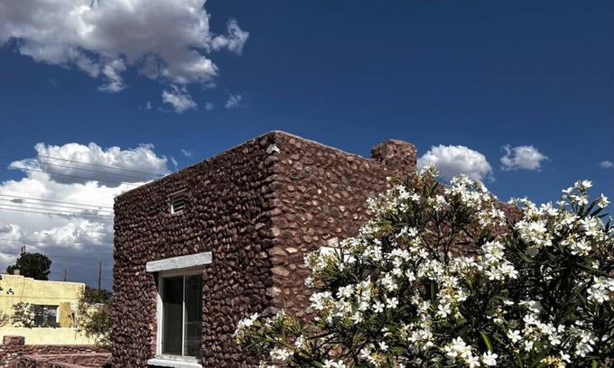 Las Cruces House | 1 queen bd/1futon full kitchen 5 mins to downtown
