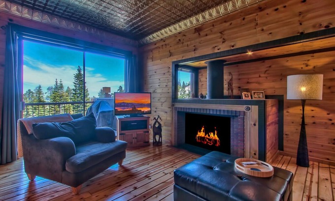 Tahoe Village Condo | #1 SKIERS CHOICE! WALK TO CHAIRLIFT! SLEEPS 6, COZY AND CLEAN, VIEWS!