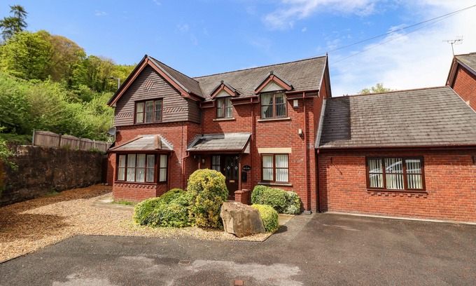 Llangollen Cottage | 1 THE BEECHES, pet friendly, luxury holiday cottage in Llangollen