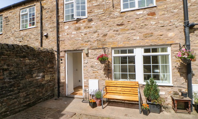 Alston Cottage | 1 THE STABLES, pet friendly, with a garden in Alston