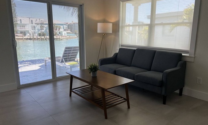 Bay Esplanade Apartment | 10 · Bay Front 2 Bedroom Apartment 10