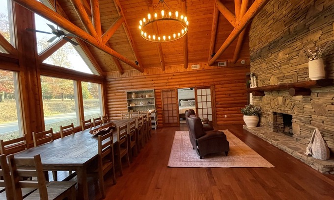 Dahlonega Cabin | 10 bdrm Cabin Lodge with Hot Tub, Grill & Firepit 10 mins from the Dahlonega Sq.