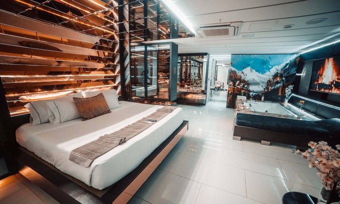 Lalinde Apartment | 10 bedroom Luxurious Sultan's Apartment ,lleras park. Bachelor Party friendly
