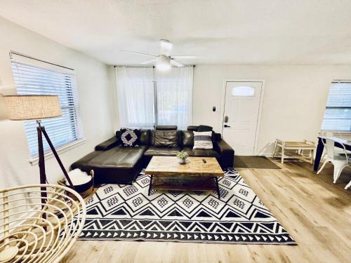 South Manchaca Apartment | 10 Beds, 2 Homes, Hot - Tub Near Downtown!