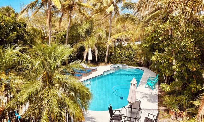 Fort Pierce House | 10 Beds/Private Tropical Pool/4Bikes/Beach Gear/Grill/Walk to Beach & Pickleball