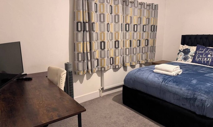 Elm Park House | 10% Discount on our 3-bedroom cosy Home in Hornchurch. 5 mins to Districtline.