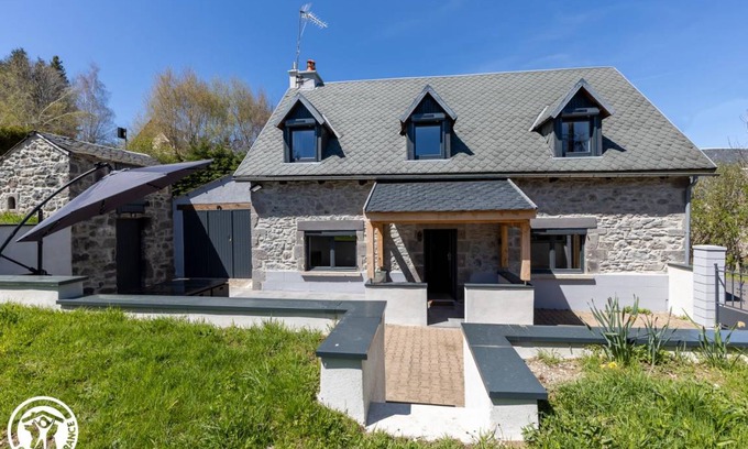 Besse-en-Chandesse House | 100 m² Gîte ∙ 3 bedrooms ∙ 6 guests