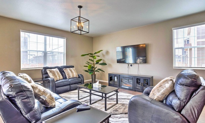 Aurora House | 10 Mi to DIA: Spacious Aurora House w/Yard!