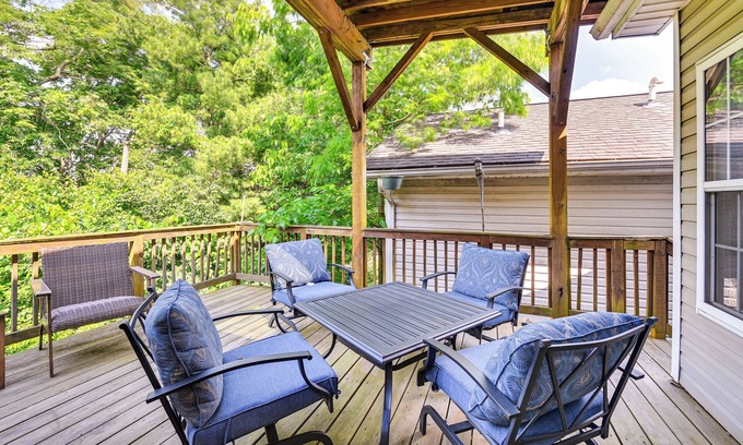 Lexington House | 10 Mi to Keeneland: Family Home w/Deck & Yard