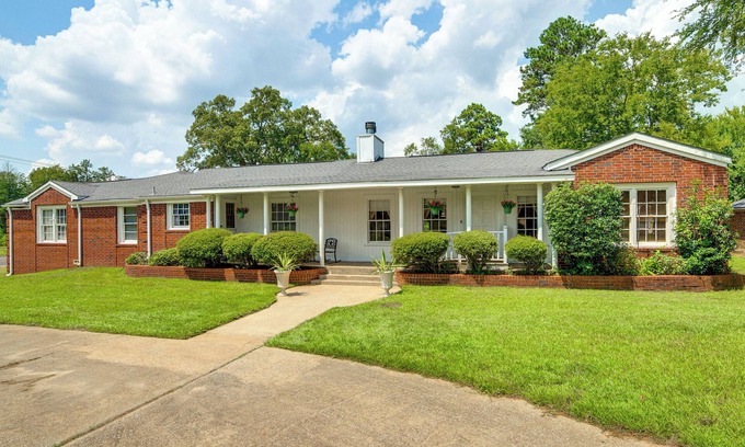 Flint House | 10 Mi to Lake Palestine: South Tyler Location!