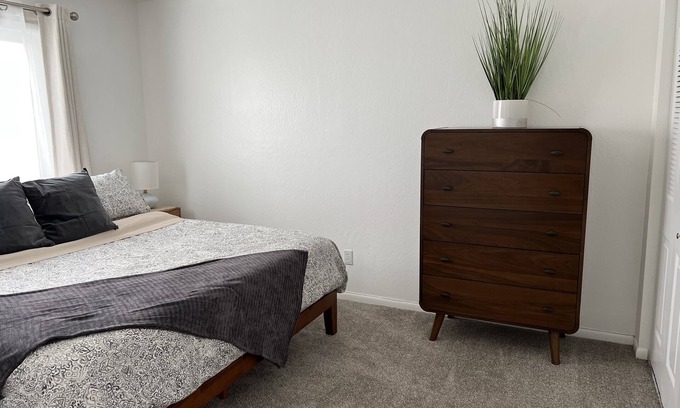 North Star Apartment | #10 Midtown 2 BR Top Floor Apt