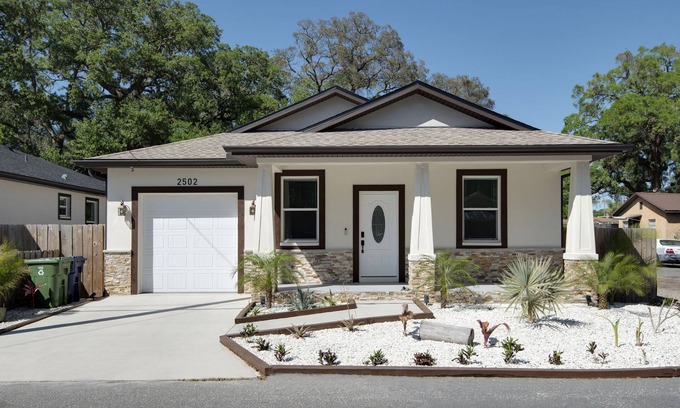East Tampa House | 10 min: Raymond James Stadium, Tampa downtown, Ybor, Midtown, USF. Pets