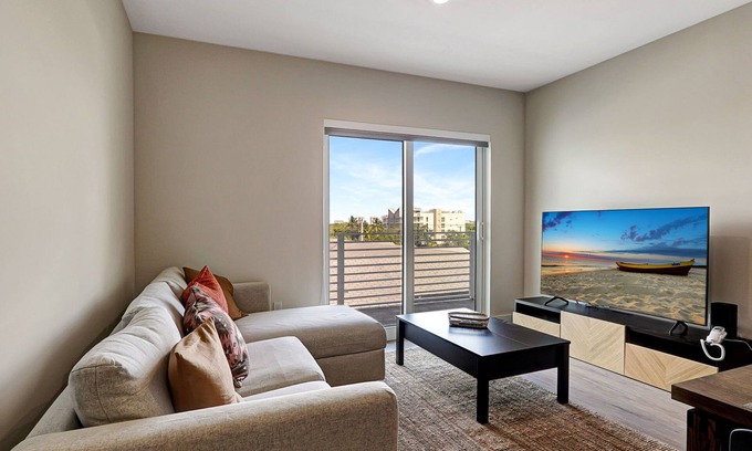 Parkside Apartment | 10 Min to Beach ~ King Bed ~ Smart TV