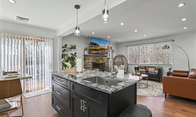 Long Pond House | 10 Min to Kalahari water park Game room,firepit,deck, pool, lake & tennis court!