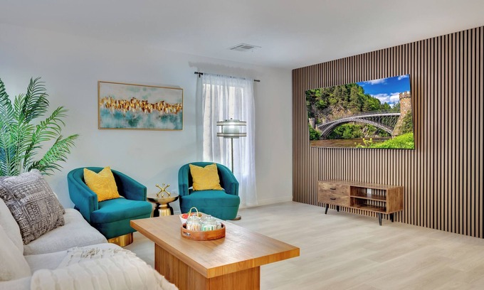 Arden House | 10 mins to Strip! Spacious 4B/3B 2-Story Home 1st Floor Bedroom & Full Bath