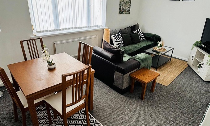 Newcastle-upon-Tyne Apartment | 10 minute walk to City Centre, spacious 4 Bedroom, 2 Bathroom & Free Parking! n