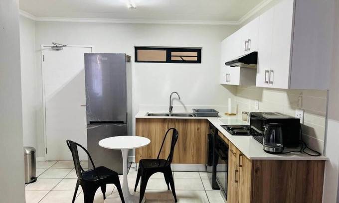 Boksburg House | 10 minutes drive from OR Tambo International Airport, situated at Greenpark!