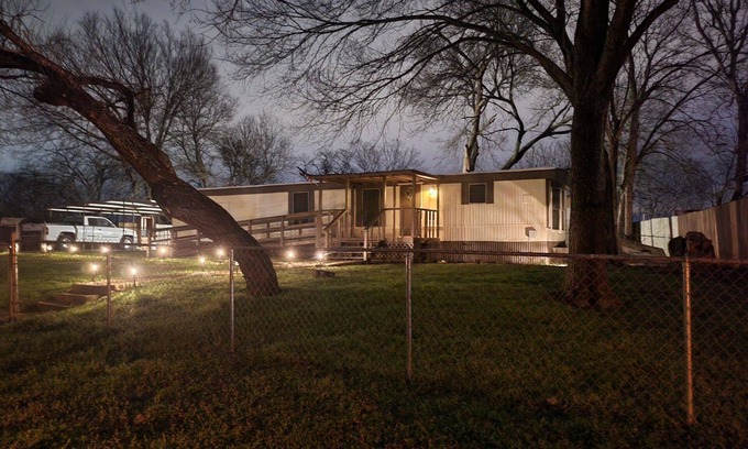 Del Valle House | 10 minutes from Austin Airport COTA Tesla Expo. Prefect for Austin travels!