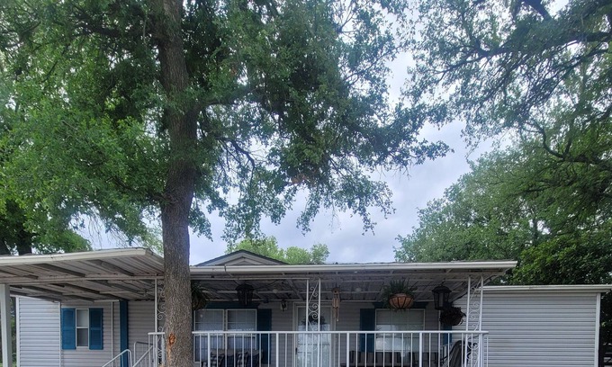 Azle House | 10 Minutes from Weatherford Lake, Wineries and Wedding Venue's