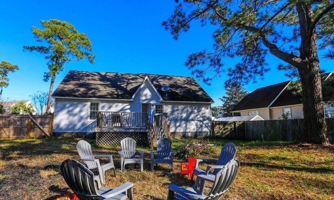 Mount Pleasant House | 10 Minutes to Beach & Downtown! Renovated Dog Friendly Home w/Bunk Bedroom & Fenced Backyard